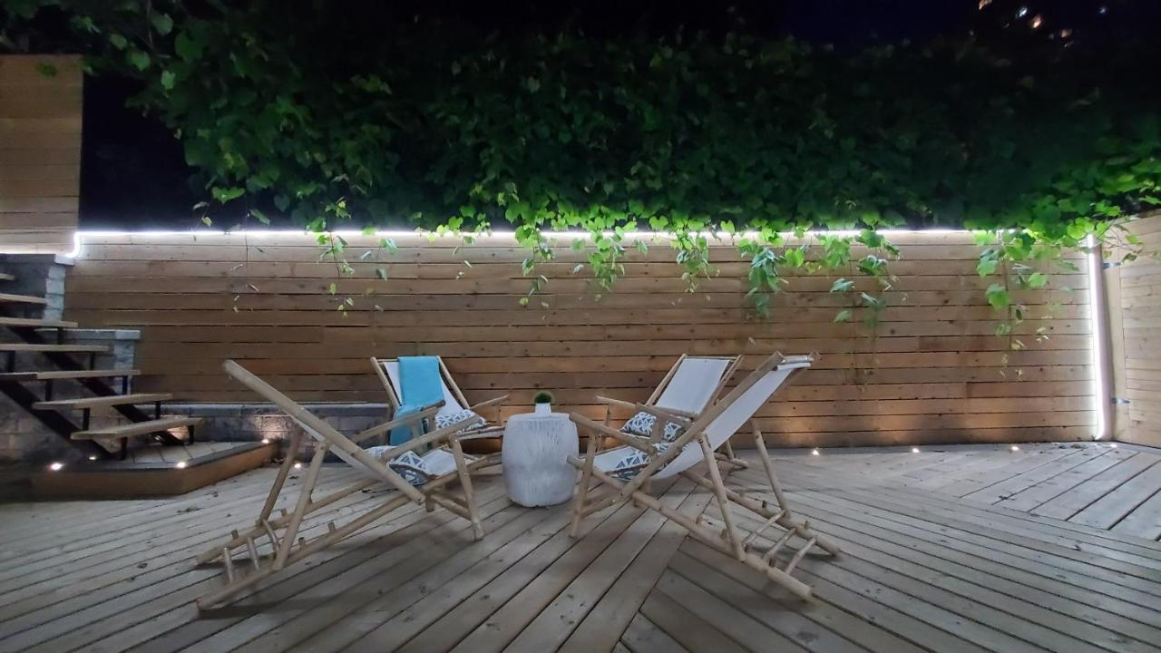 Renovated Guest Near The & High Park In Toronto! *