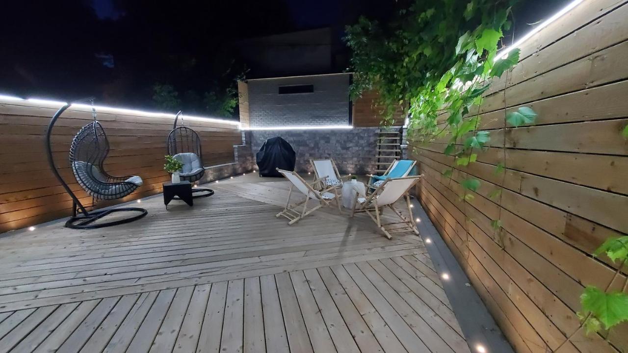 Apartment Renovated Guest Near The & High Park In Toronto! *