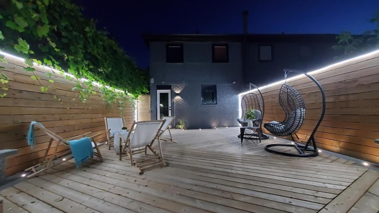 Renovated Guest Near The & High Park In Toronto! *