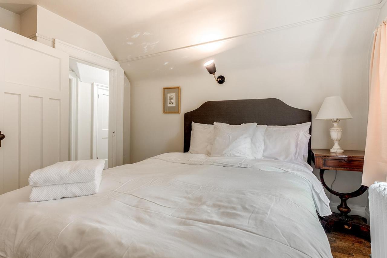 Four Bedroom Rosedale Holiday home Toronto
