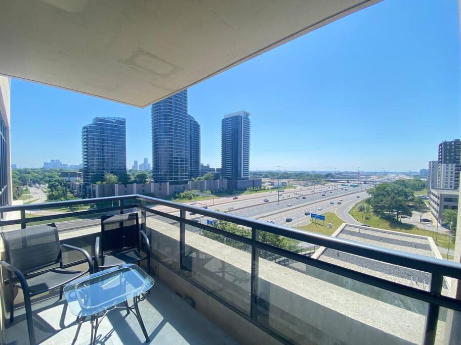 Spacious, Quiet & Cozy 10m From Airport Apartment