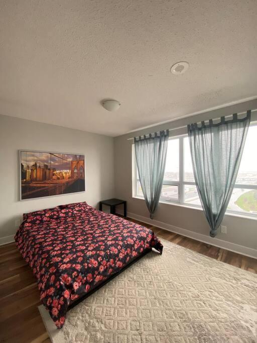 Spacious, Quiet & Cozy 10m From Airport * Toronto