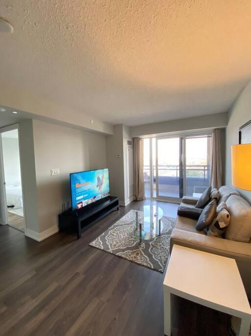 Spacious, Quiet & Cozy 10m From Airport