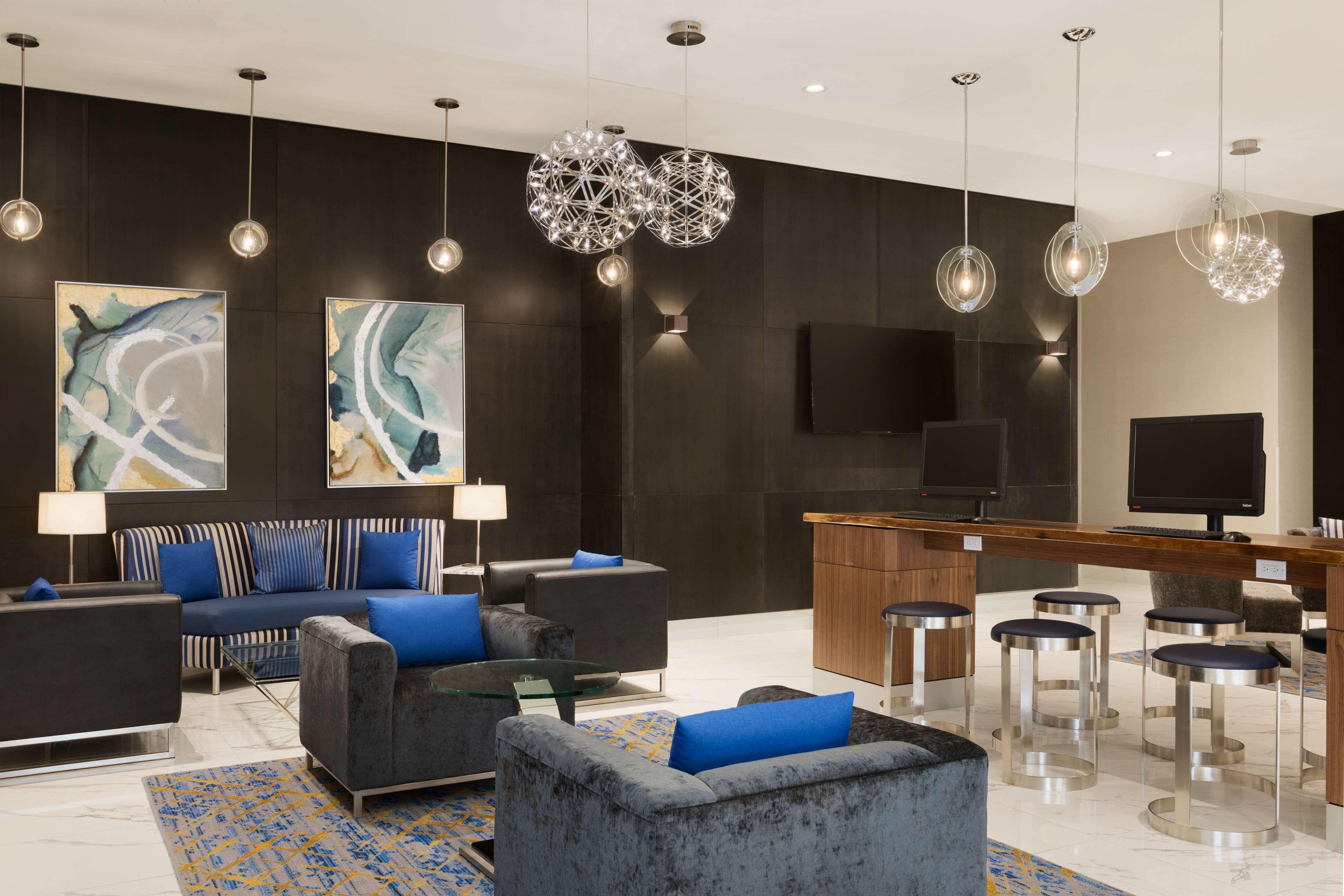 Hotel Embassy By Hilton Airport