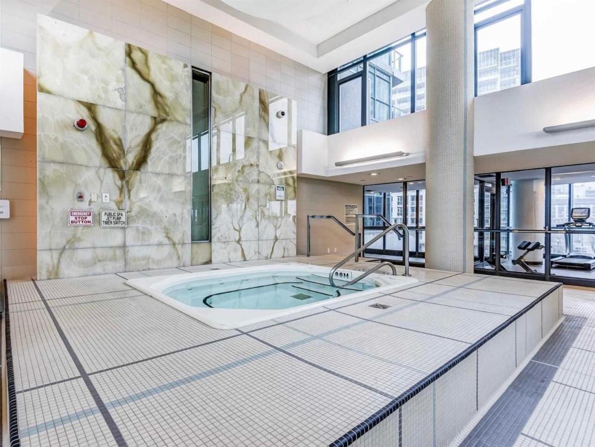 Downtown Toronto+free Parking+cn Tower View Apartment