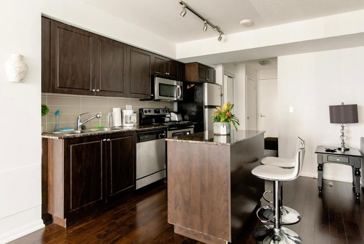 Downtown Toronto+free Parking+cn Tower View Apartment