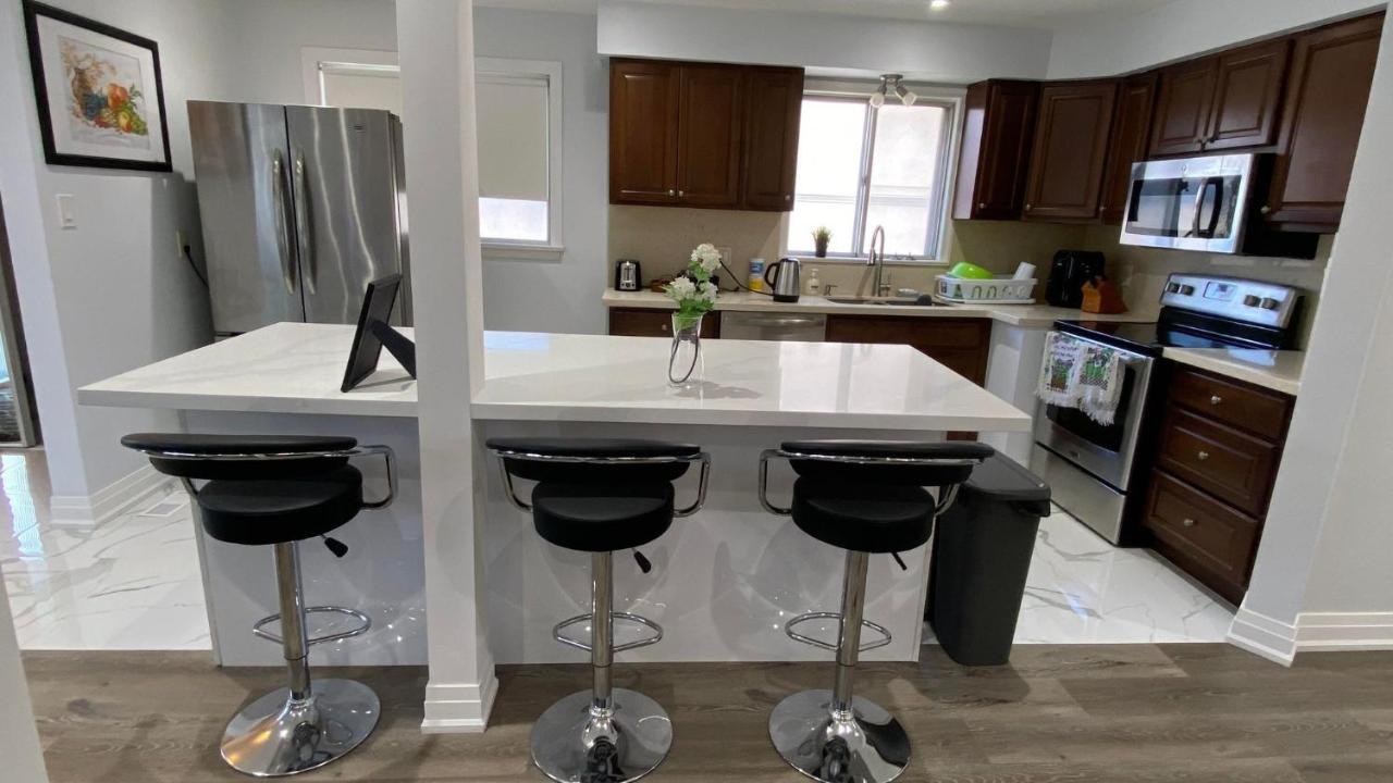 Spectacular 3 Bedroom 2 Wr House - Close To Airport Apartment *