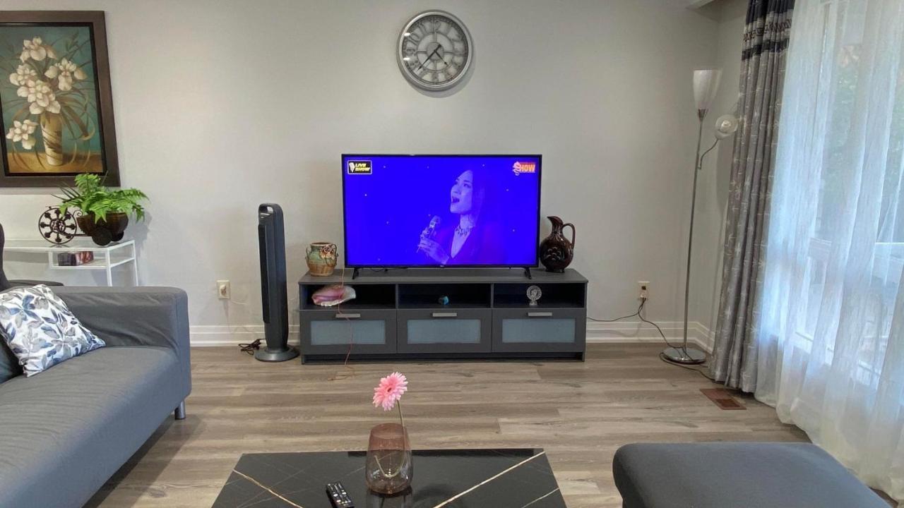 Spectacular 3 Bedroom 2 Wr House - Close To Airport * Toronto