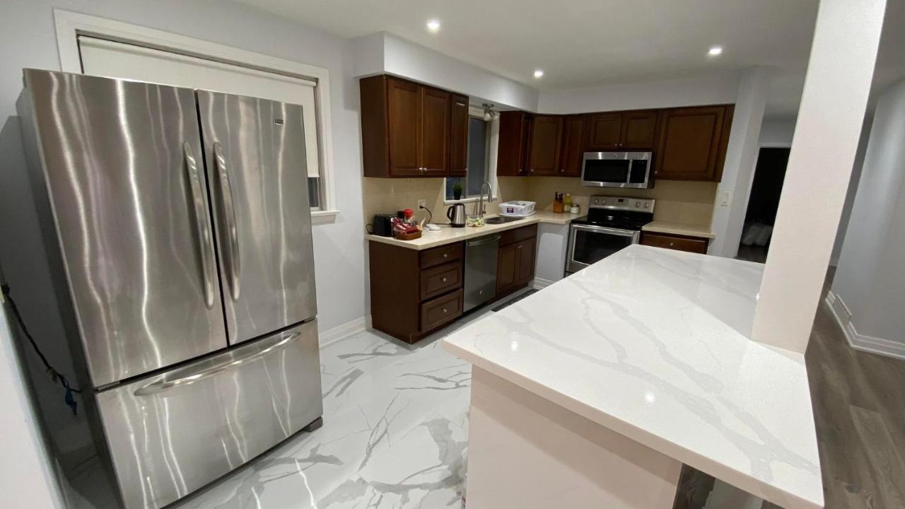 Spectacular 3 Bedroom 2 Wr House - Close To Airport Apartment