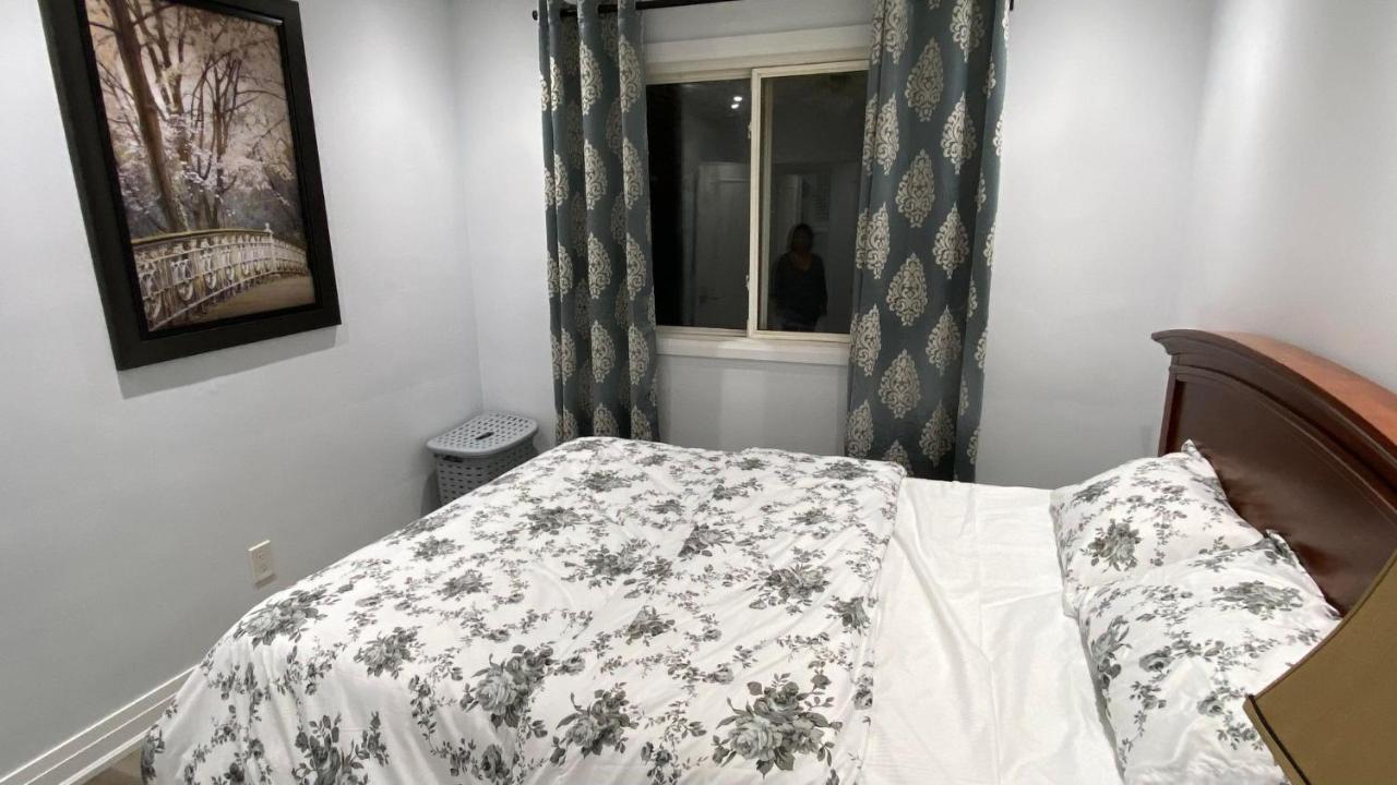 Spectacular 3 Bedroom 2 Wr House - Close To Airport Toronto