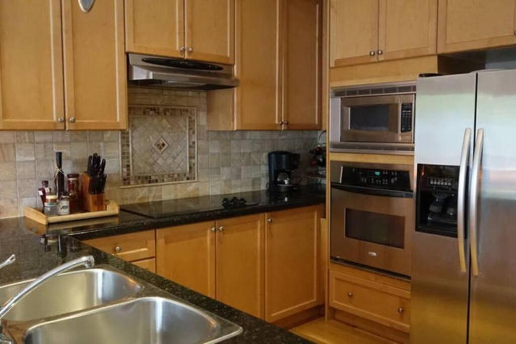 Bright Studio W Full Kitchen And Detached Bathroom * Toronto