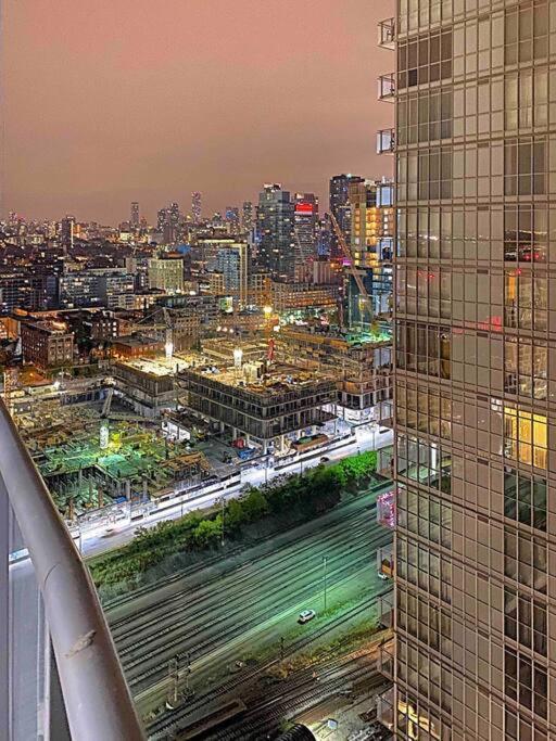 Stunning Wit Amazing View 5mins From Cntower *
