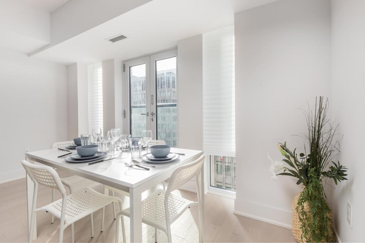 Apartment Upscale & Modern 1bd + Den In Heart Of Downtown! Toronto
