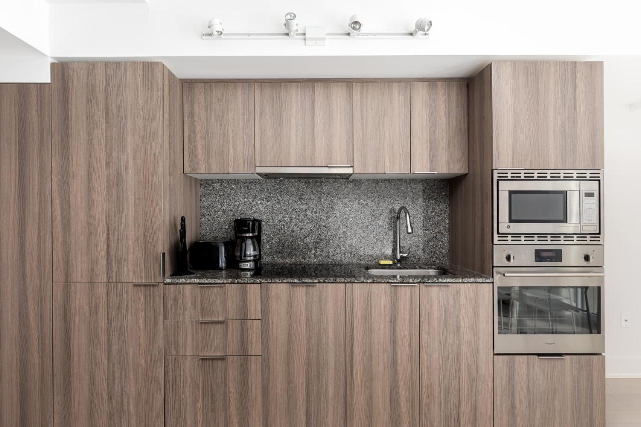 Apartment Upscale & Modern 1bd + Den In Heart Of Downtown! Toronto