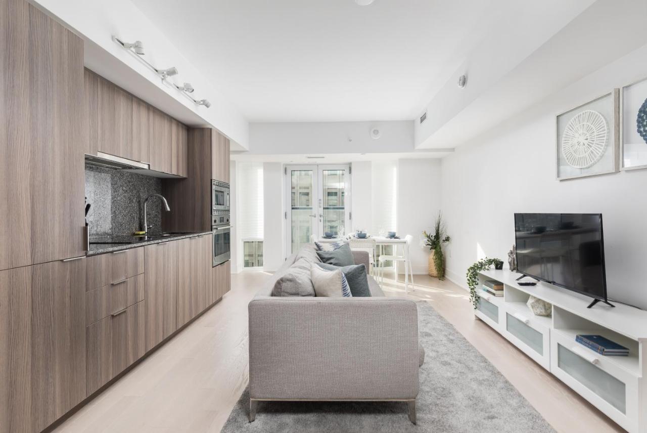 Apartment Upscale & Modern 1bd + Den In Heart Of Downtown!