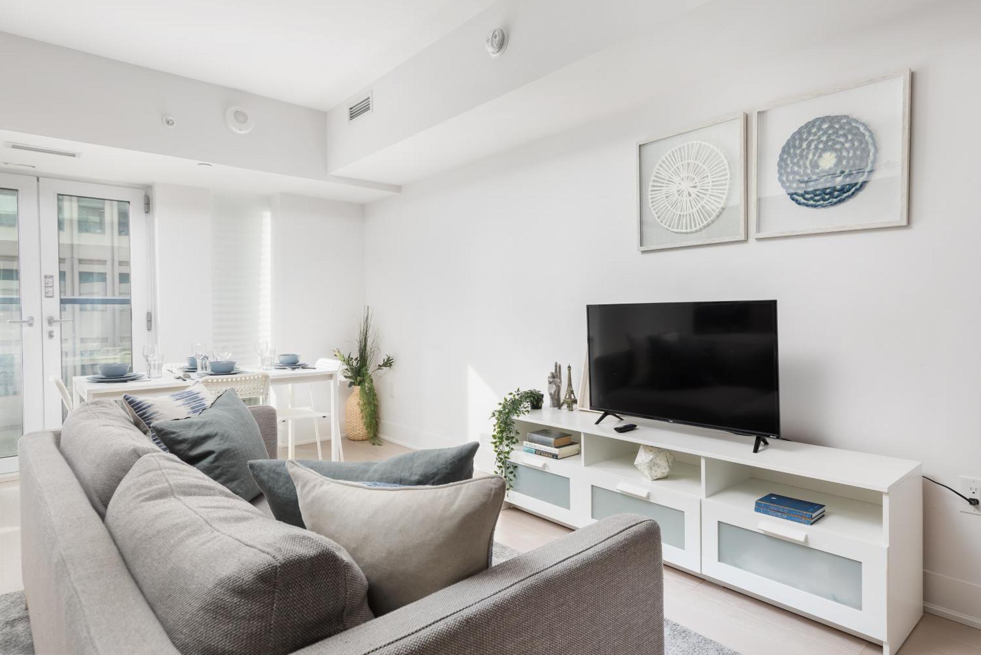 Apartment Upscale & Modern 1bd + Den In Heart Of Downtown! *