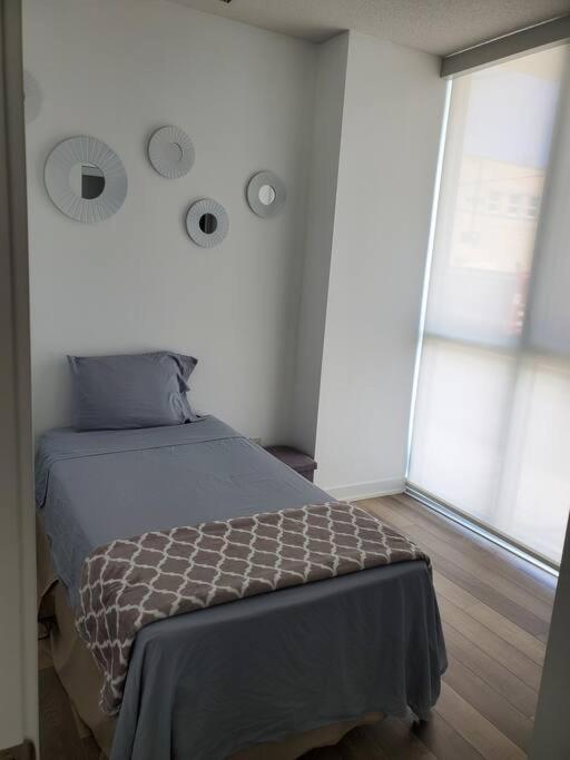 Midtown 4 Bedroom Free Wi-fi And Parking * Toronto