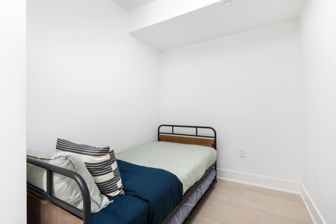 Upscale & Modern 1bd + Den In Heart Of Downtown! Apartment