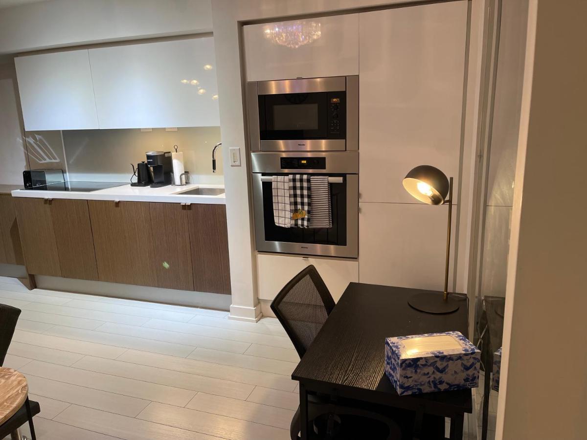 Cozy Open Concept 2br 2bath W/parking -jays/cn Apartment