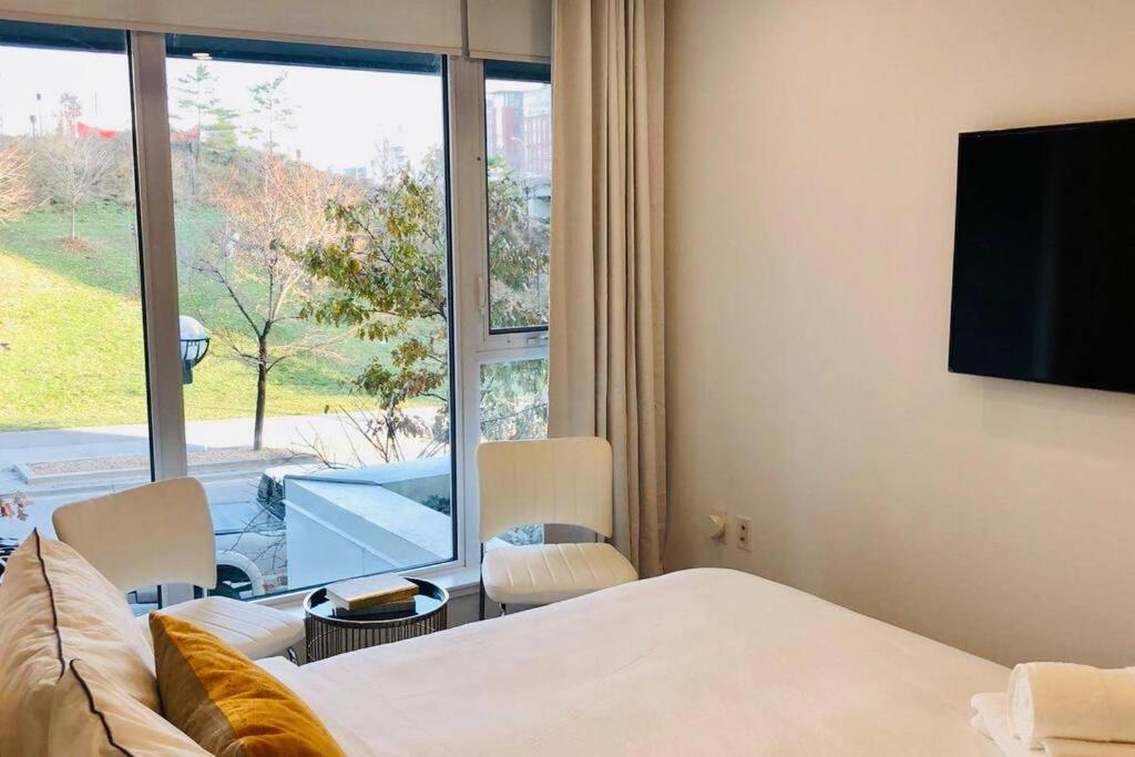 Chic 2 Bedroom 2.5 Bath Downtown Toronto