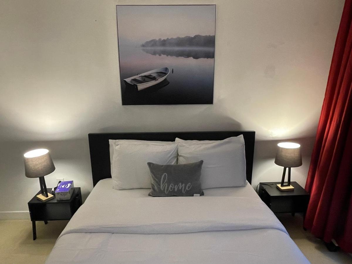 Cozy Open Concept 2br 2bath W/parking -jays/cn Apartment
