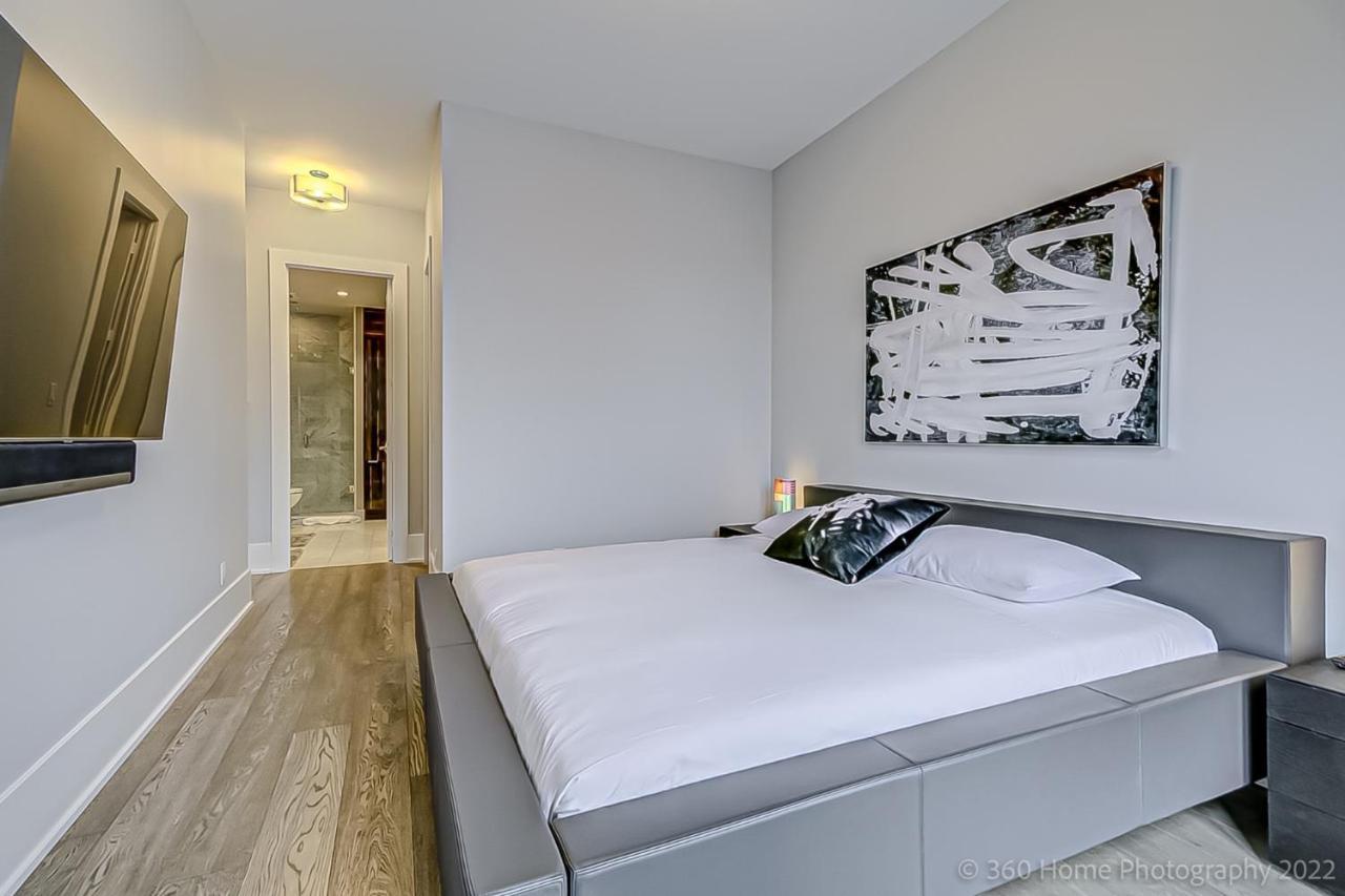 Loft - Entertainment & Financial District Apartment *