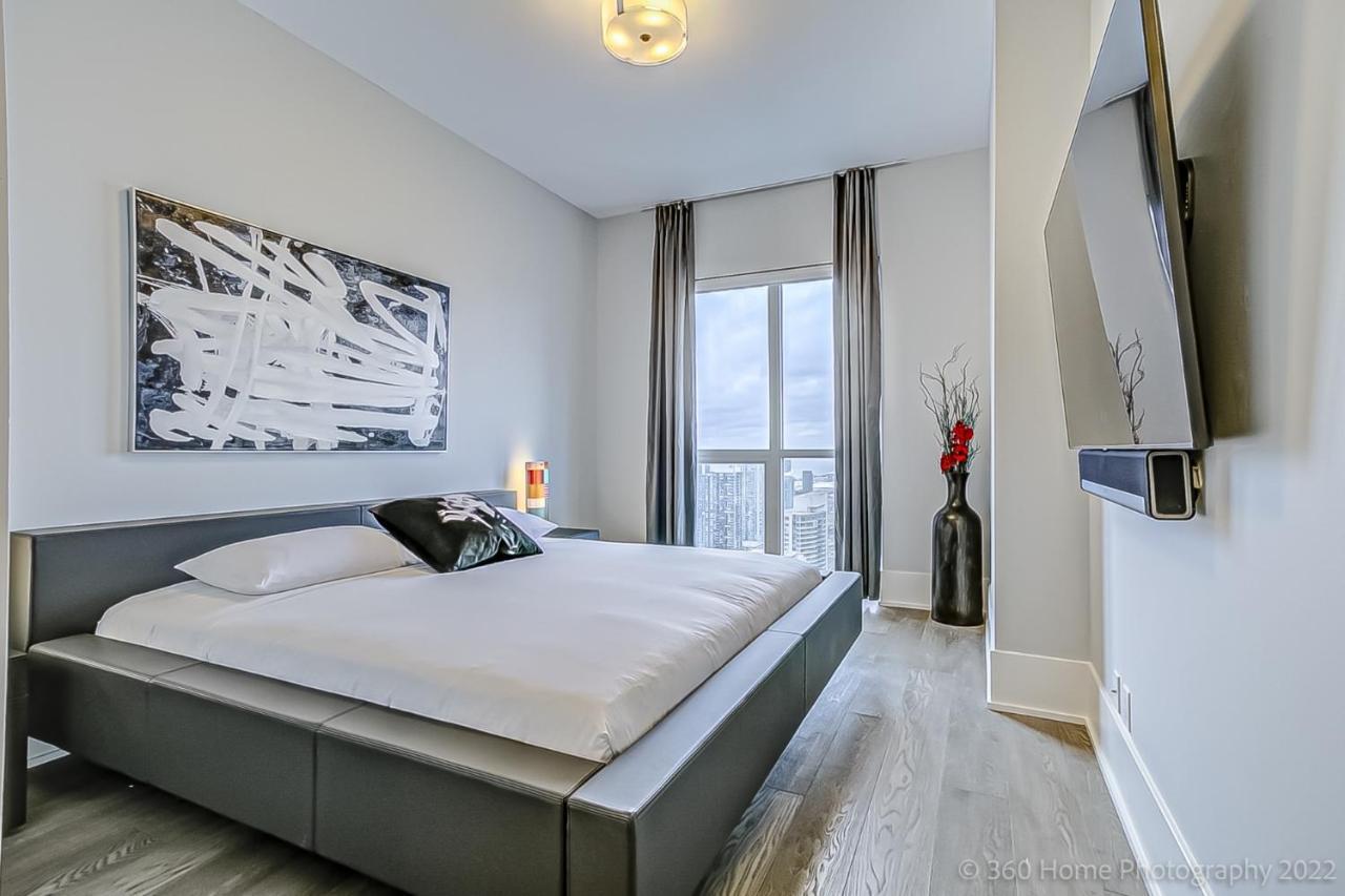 Loft - Entertainment & Financial District Apartment