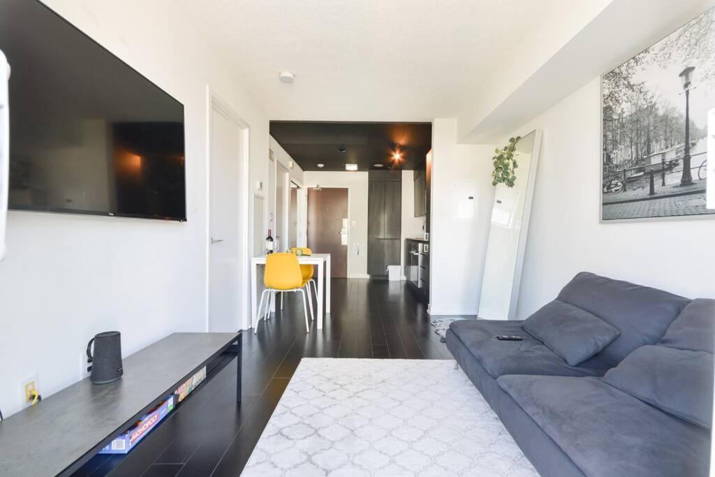 Location With & Views Parking Apartment Toronto