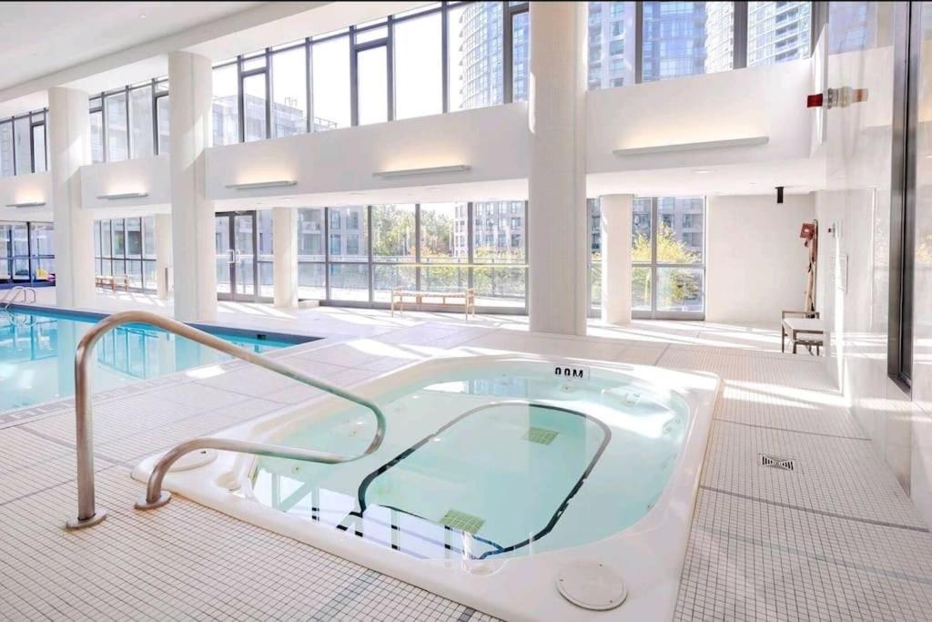 Cn Tower View With Free Parking, Pool, & Amenities Toronto
