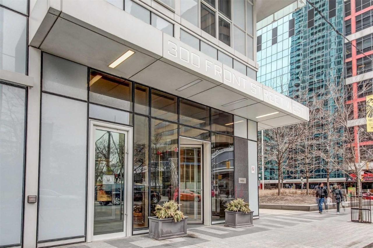 Apartment Front Street Suites *