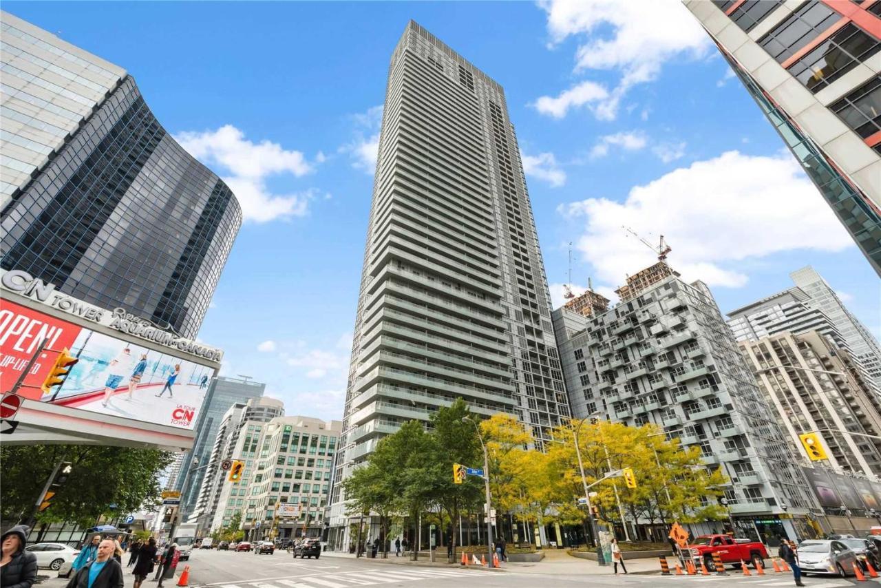 Apartment Front Street Suites *