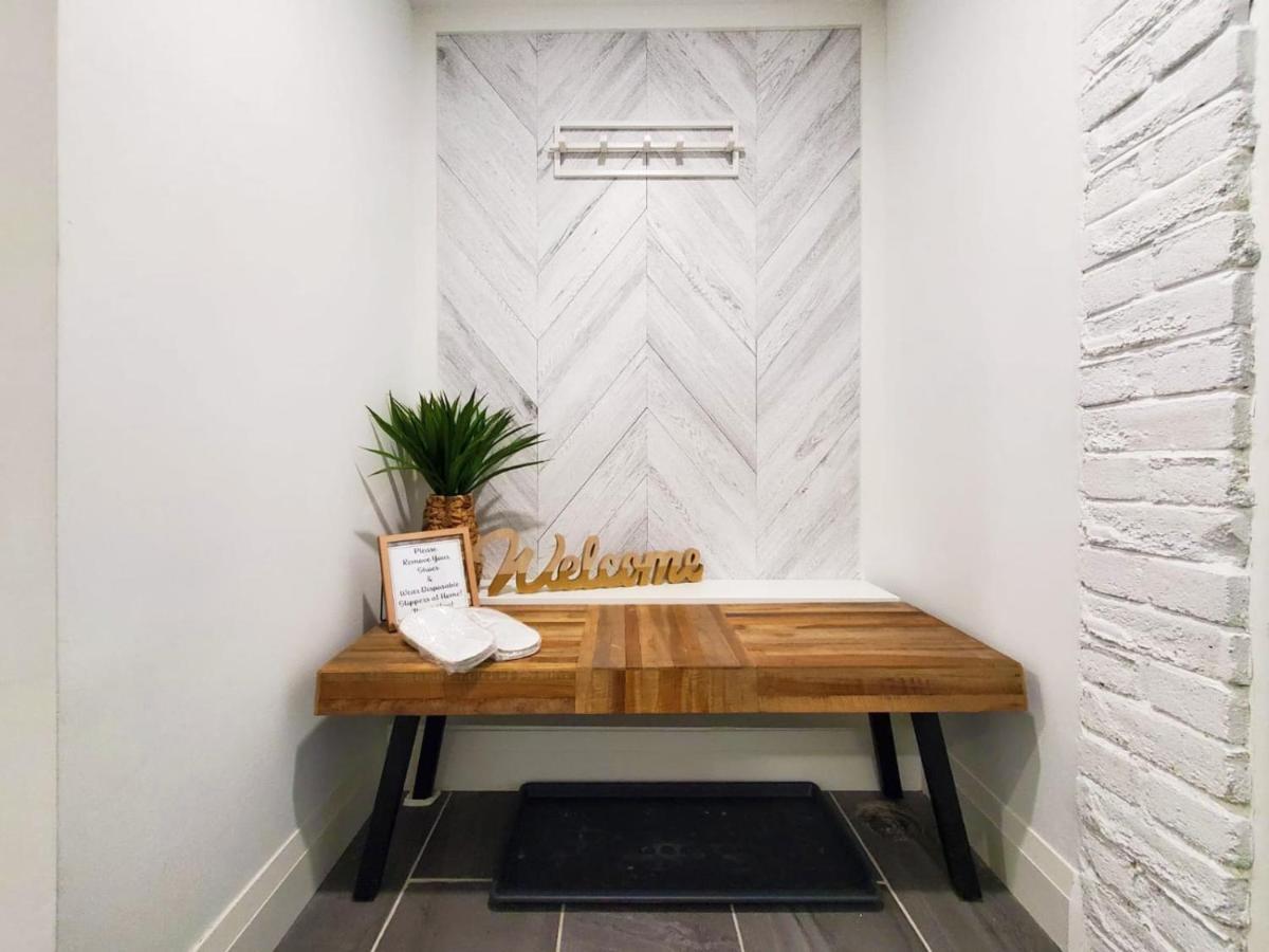 Renovated Guest Near The & High Park In Toronto! Apartment