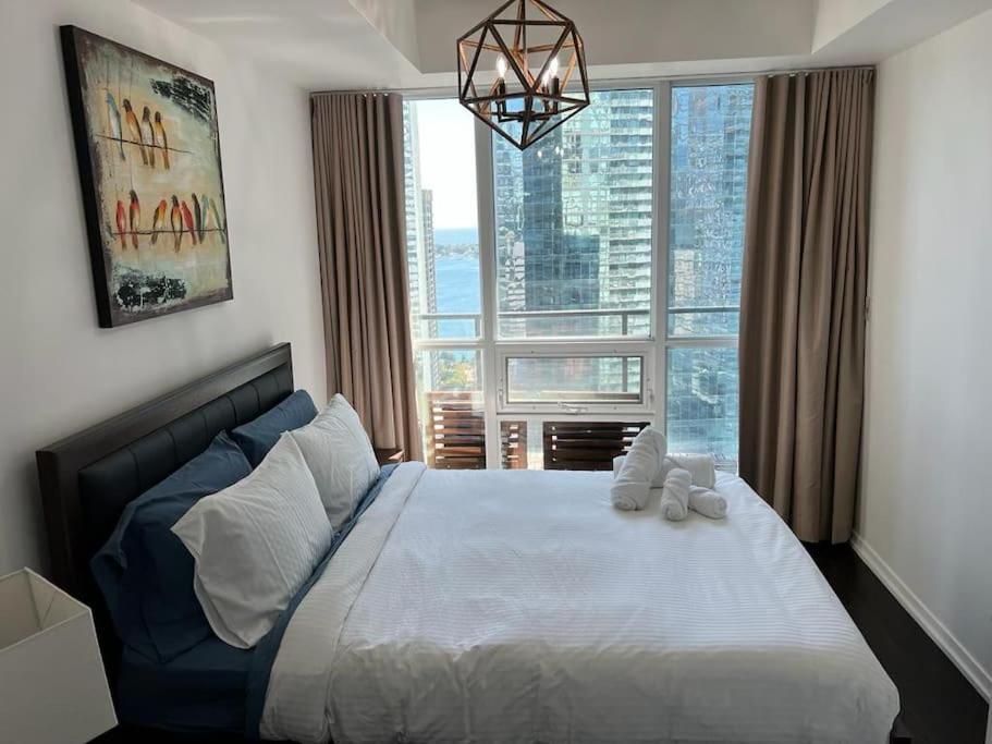 2-bdrm And 1 Den 3 Bed With 2 Bath - Walking Distance To Scotiabank Arena, Cn Tower, Union Station, Ripleys With Free Parking * Toronto