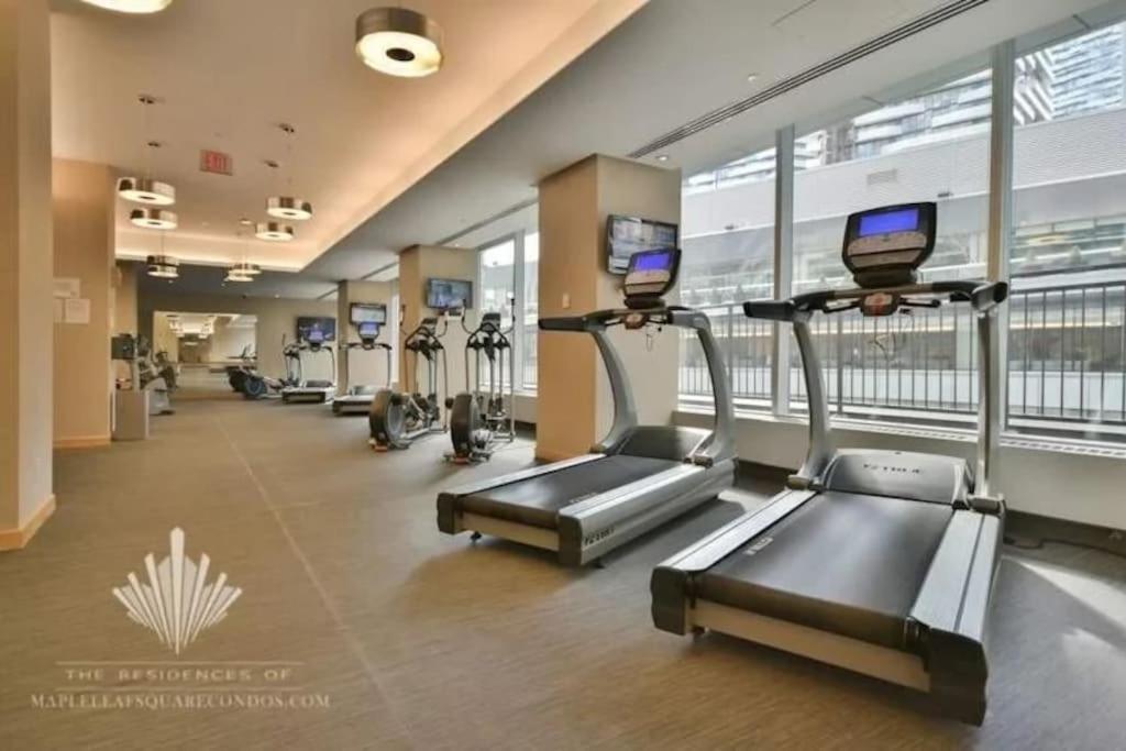 2-bdrm And 1 Den 3 Bed With 2 Bath - Walking Distance To Scotiabank Arena, Cn Tower, Union Station, Ripleys With Free Parking Apartment Toronto