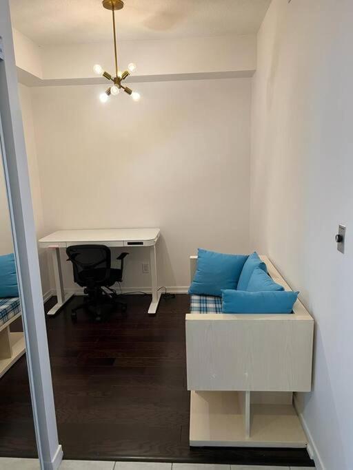 2-bdrm And 1 Den 3 Bed With 2 Bath - Walking Distance To Scotiabank Arena, Cn Tower, Union Station, Ripleys With Free Parking Toronto