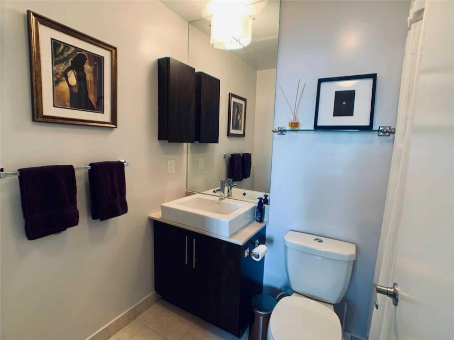 2-bdrm And 1 Den 3 Bed With 2 Bath - Walking Distance To Scotiabank Arena, Cn Tower, Union Station, Ripleys With Free Parking *