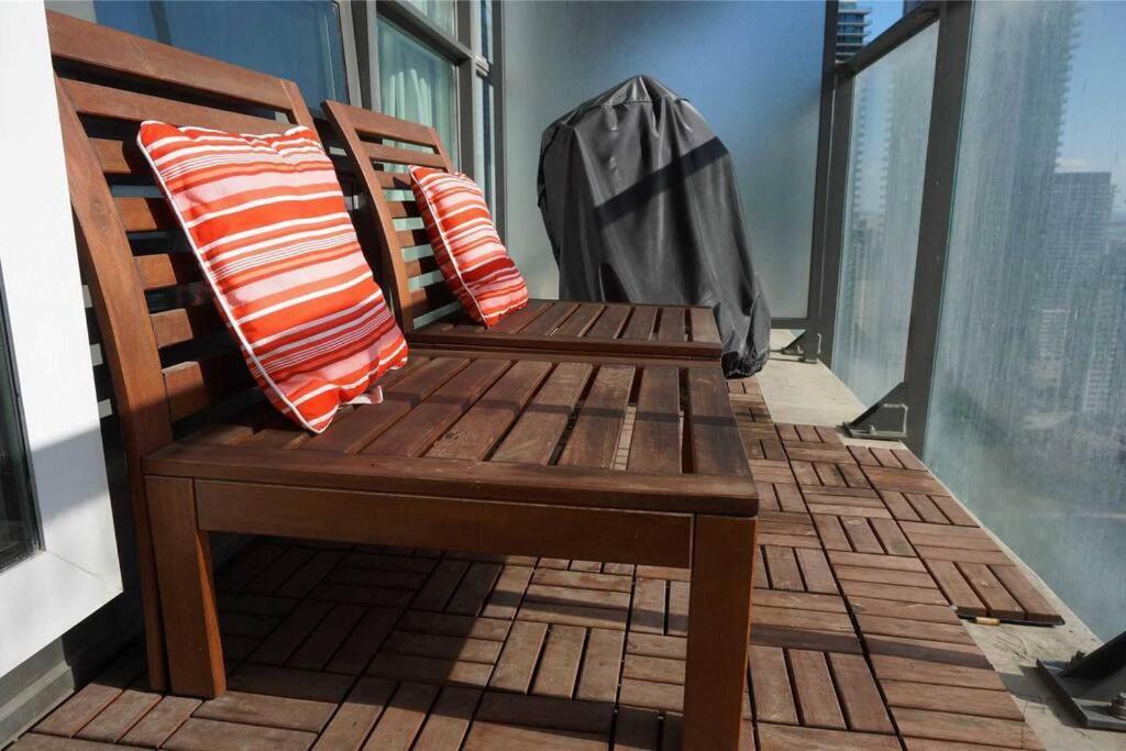 2-bdrm And 1 Den 3 Bed With 2 Bath - Walking Distance To Scotiabank Arena, Cn Tower, Union Station, Ripleys With Free Parking * Toronto