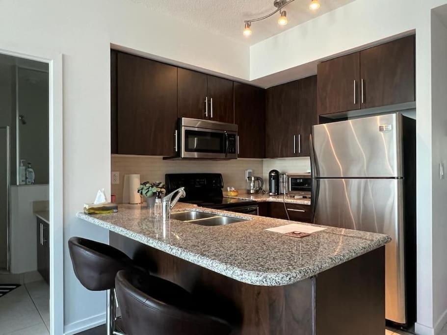2-bdrm And 1 Den 3 Bed With 2 Bath - Walking Distance To Scotiabank Arena, Cn Tower, Union Station, Ripleys With Free Parking Apartment *