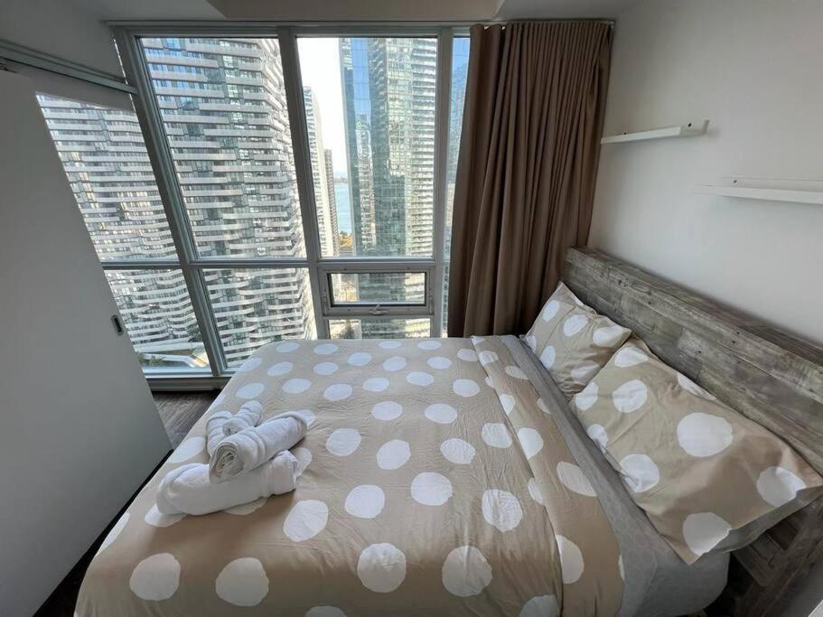 2-bdrm And 1 Den 3 Bed With 2 Bath - Walking Distance To Scotiabank Arena, Cn Tower, Union Station, Ripleys With Free Parking Apartment Toronto