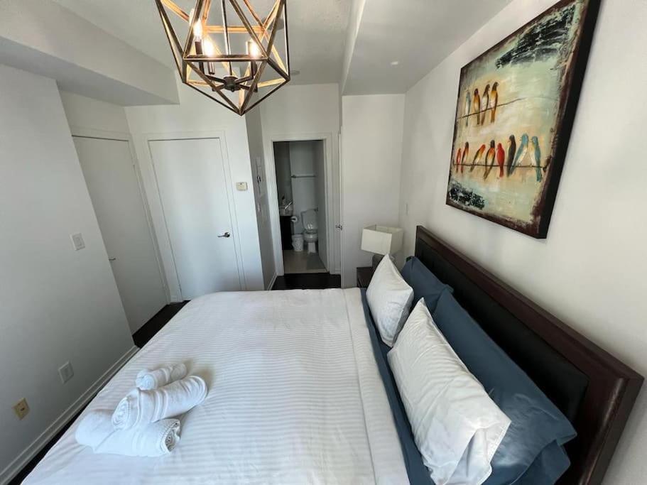 2-bdrm And 1 Den 3 Bed With 2 Bath - Walking Distance To Scotiabank Arena, Cn Tower, Union Station, Ripleys With Free Parking Toronto