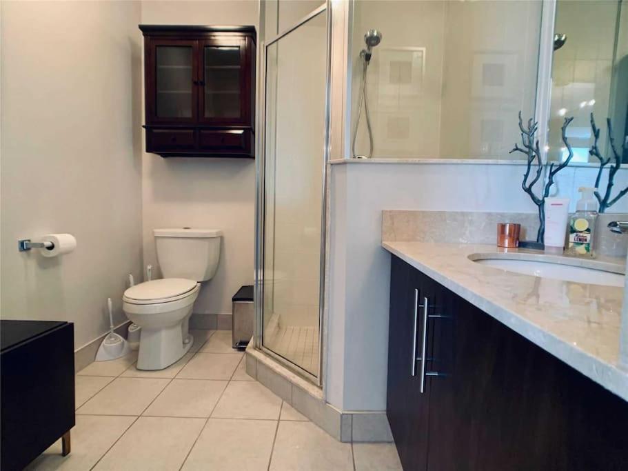 2-bdrm And 1 Den 3 Bed With 2 Bath - Walking Distance To Scotiabank Arena, Cn Tower, Union Station, Ripleys With Free Parking Apartment *