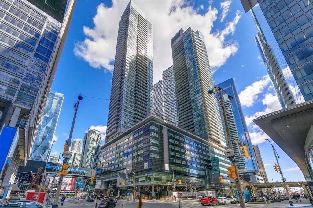 2-bdrm And 1 Den 3 Bed With 2 Bath - Walking Distance To Scotiabank Arena, Cn Tower, Union Station, Ripleys With Free Parking Apartment