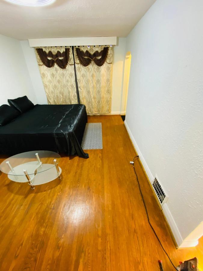 Bungalow 3 Bedrooms Space Share Canada Toronto