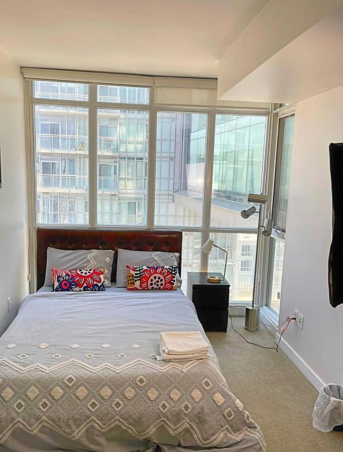 Morden In The Center Of Downtown Apartment *