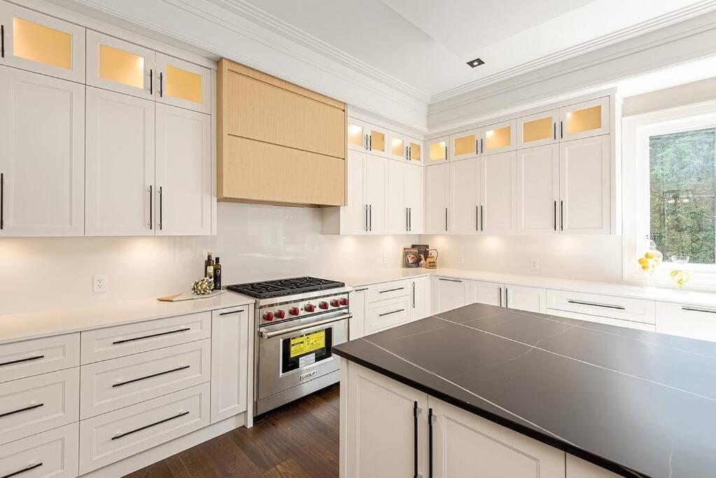 Luxury 6 Bedrooms With Spacious Indoor Villa *