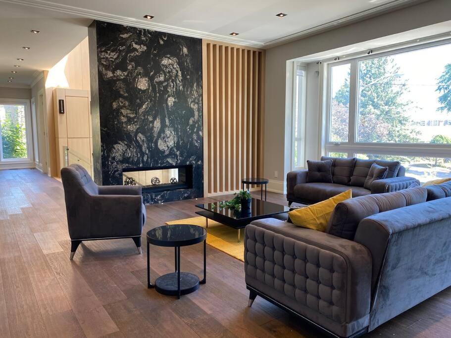Luxury 6 Bedrooms With Spacious Indoor Toronto
