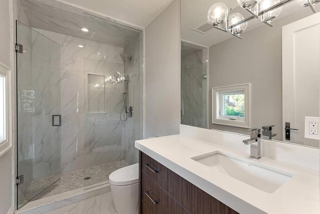 Luxury 6 Bedrooms With Spacious Indoor * Toronto