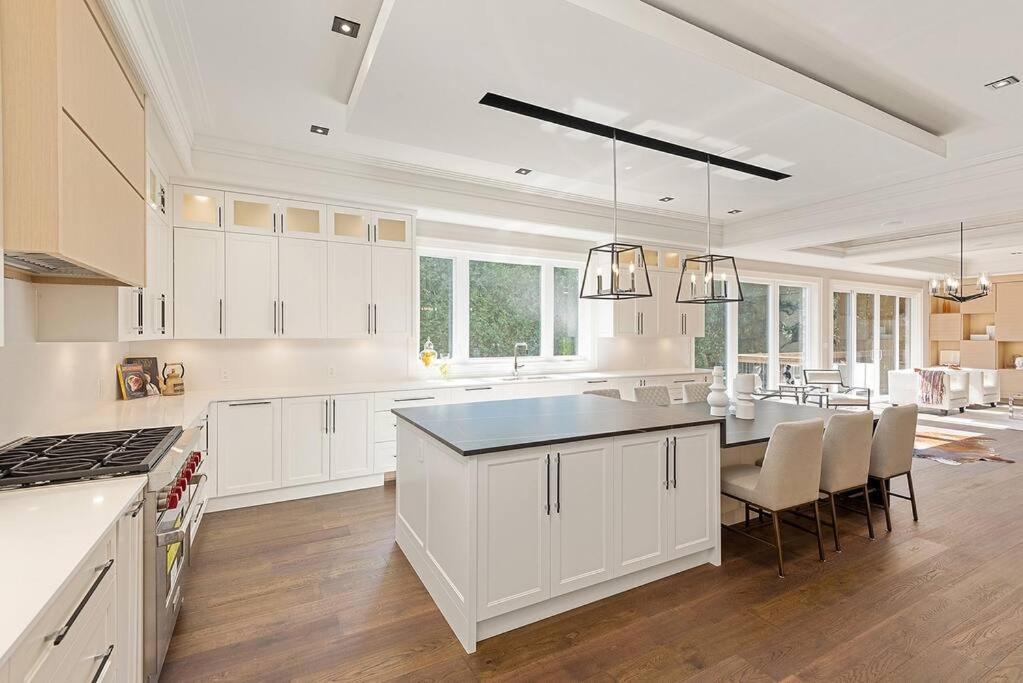 Luxury 6 Bedrooms With Spacious Indoor Villa