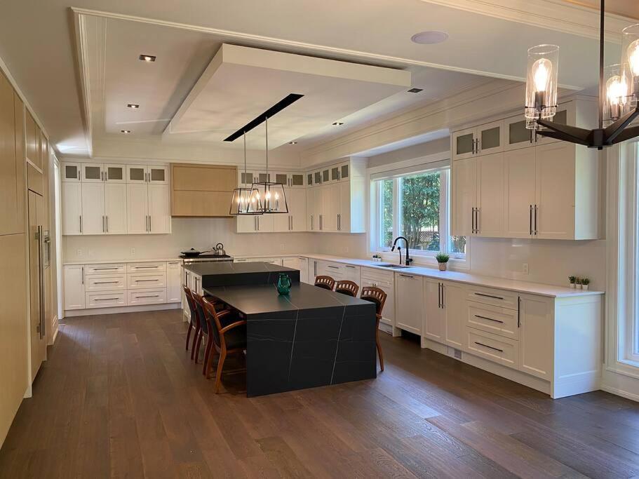 Luxury 6 Bedrooms With Spacious Indoor