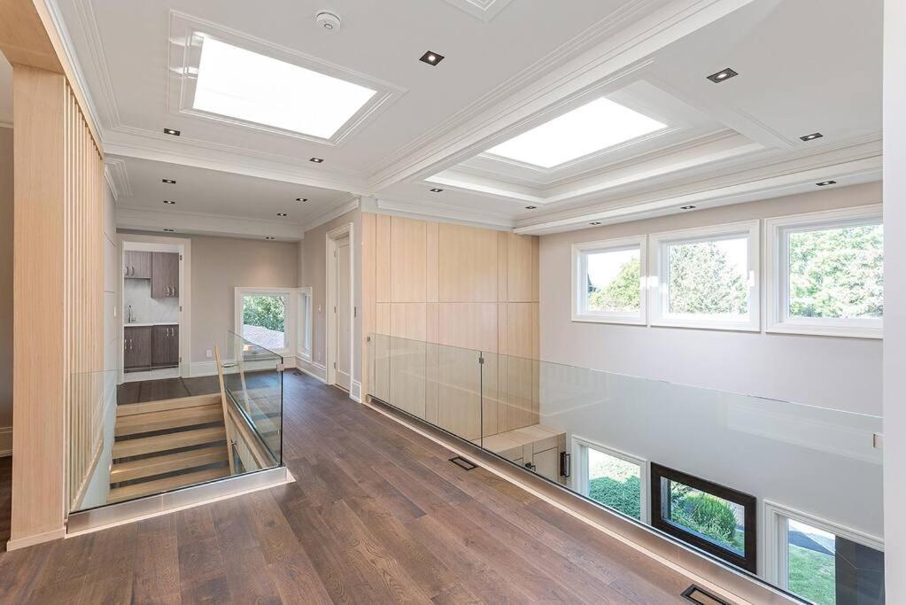 Villa Luxury 6 Bedrooms With Spacious Indoor Toronto